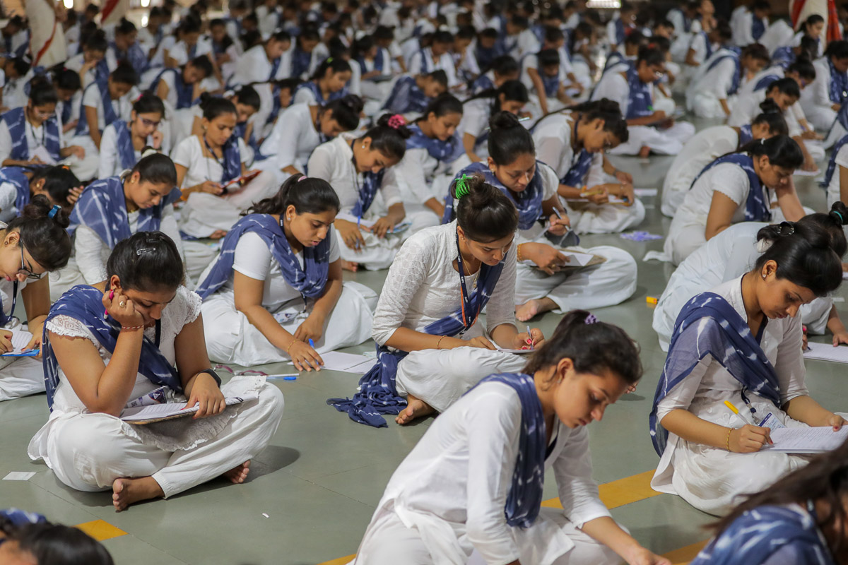Yuvatis take the Vachanamrut Written Quiz