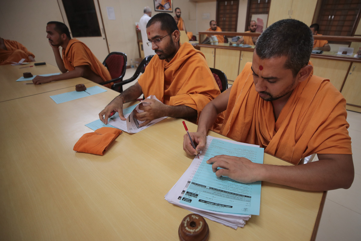 Sadhus mark the Vachanamrut Written Quiz taken by yuvaks