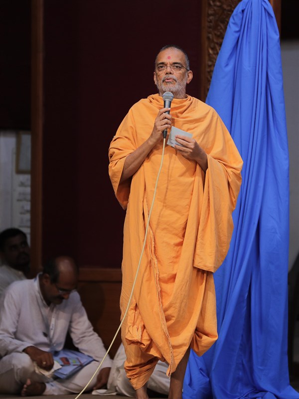 Narayanmuni Swami addresses the shibir assembly