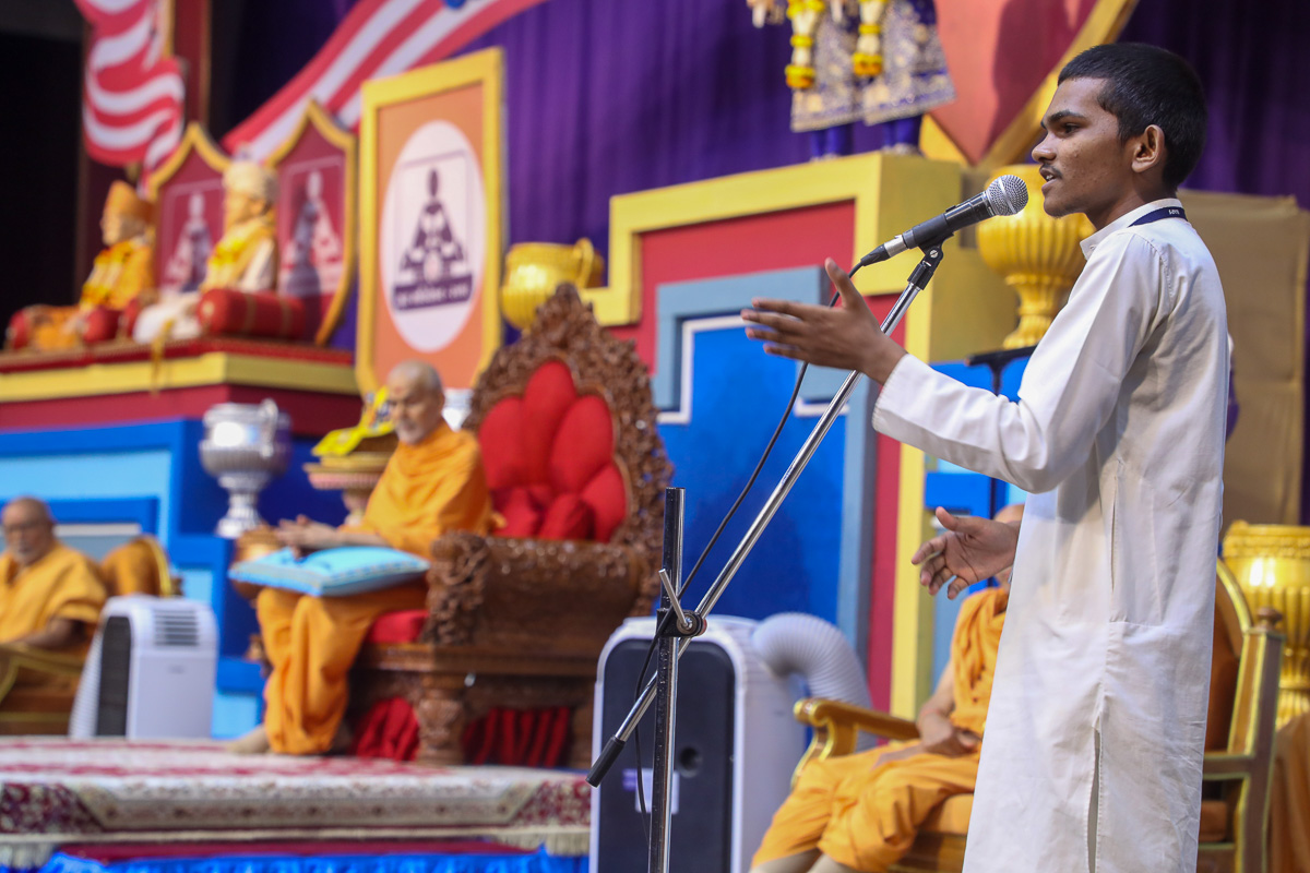 A yuvak presents before Swamishri