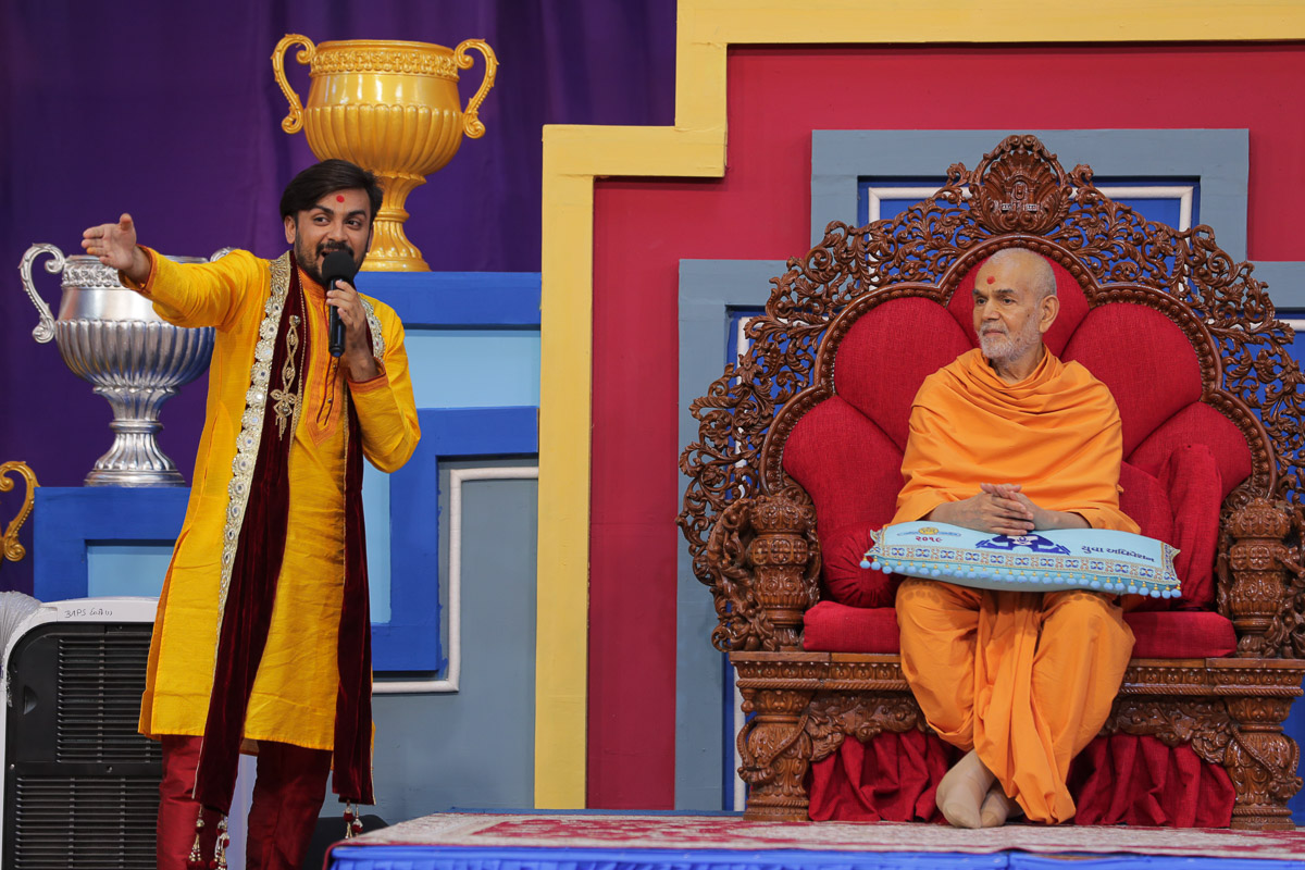 A yuvak presents before Swamishri
