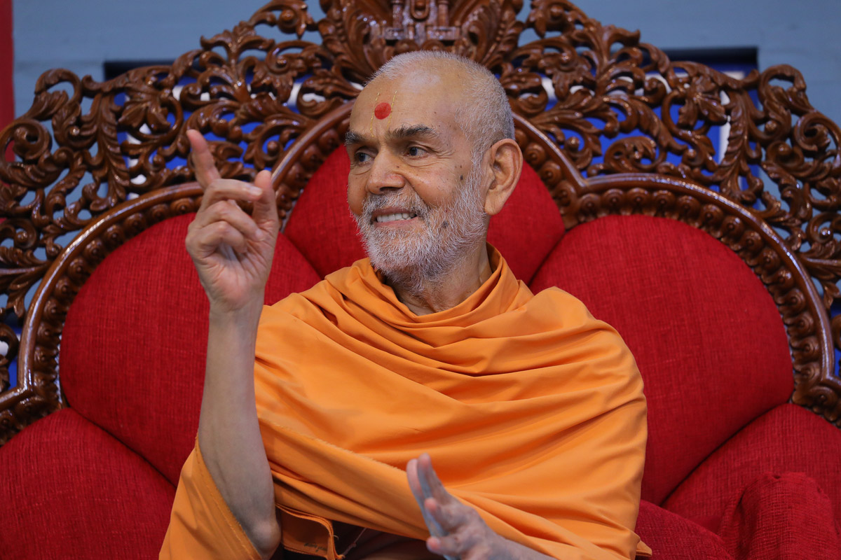 Swamishri blesses youths