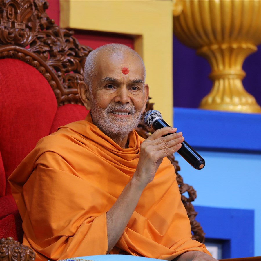 Swamishri blesses the youths