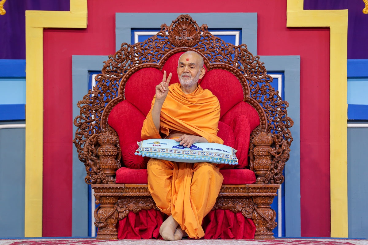 Swamishri blesses the youths