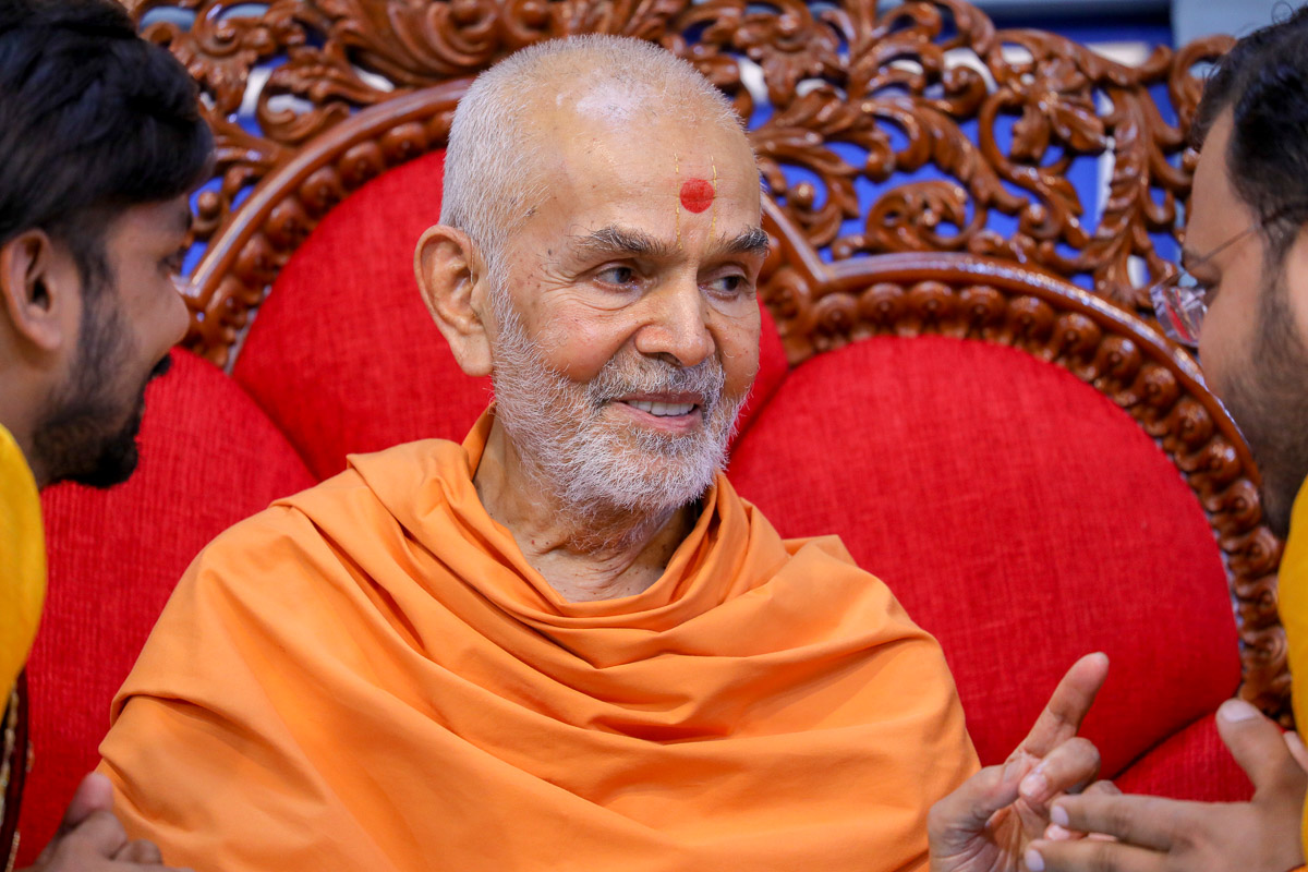 Swamishri blesses youths