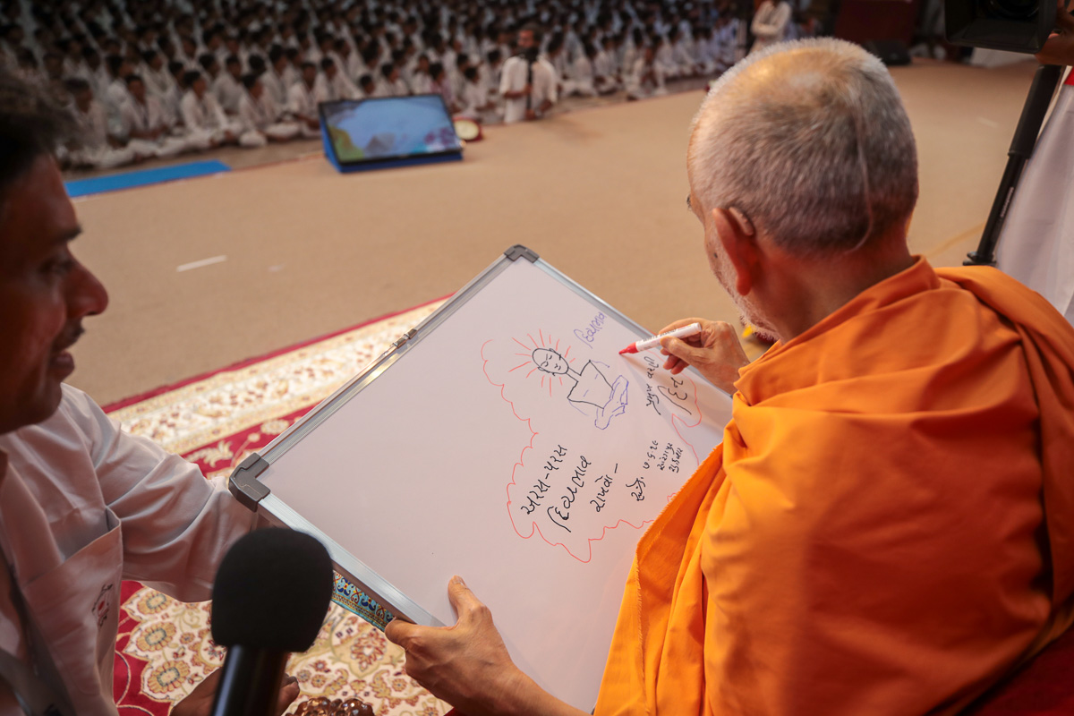 Swamishri draws a message for the youths