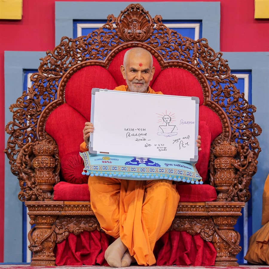 Swamishri shows a message to the youths