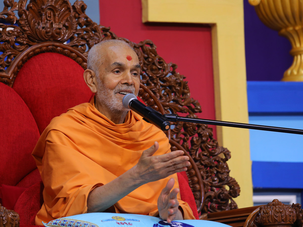 Swamishri blesses the assembly