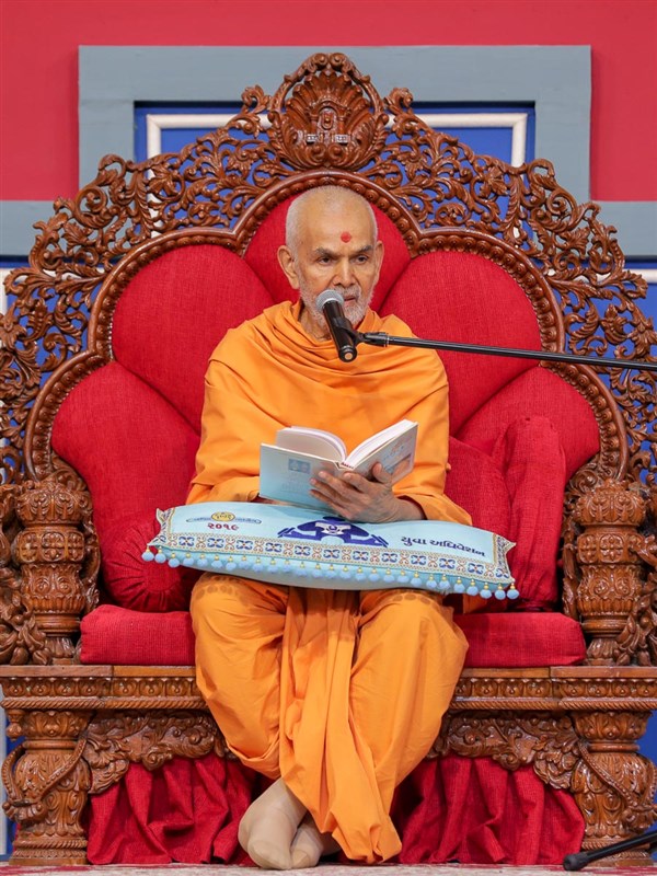 Swamishri reads a passage from the Vachanamrut