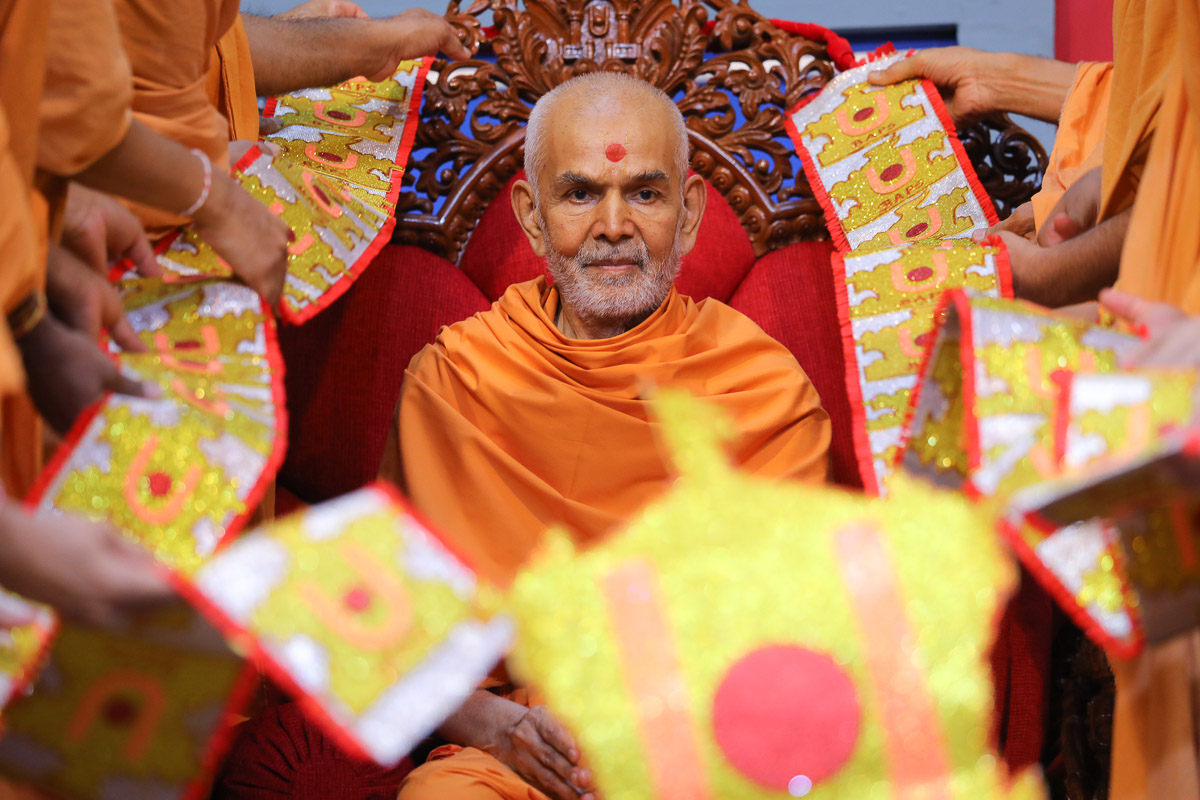 Swamishri honored with a garland