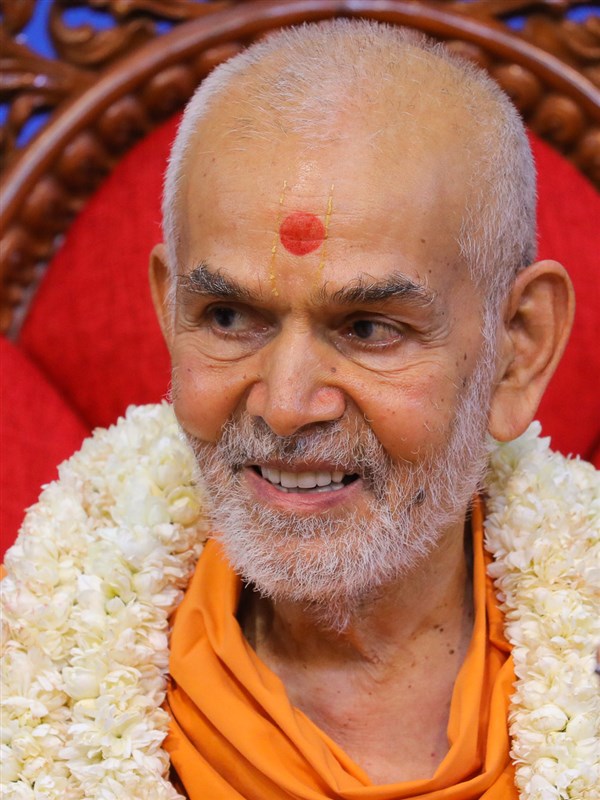 Swamishri honored with a garland