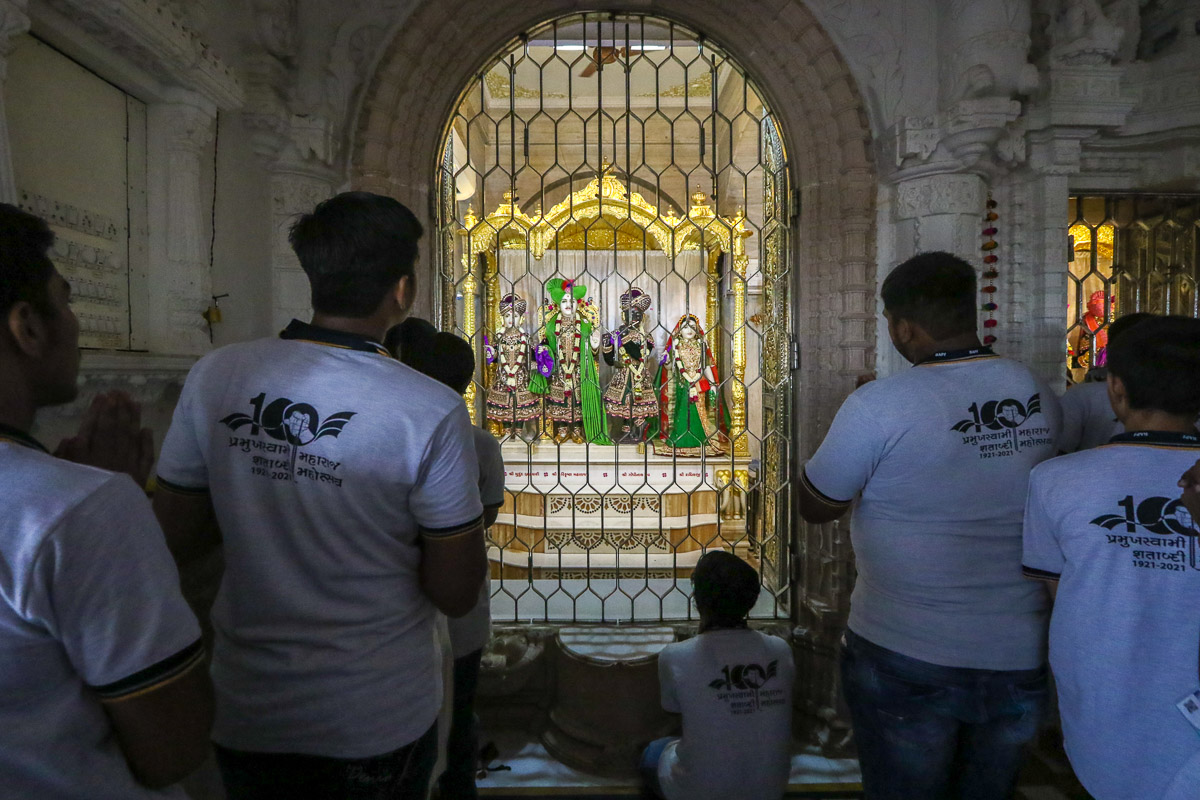Youths doing darshan of Thakorji