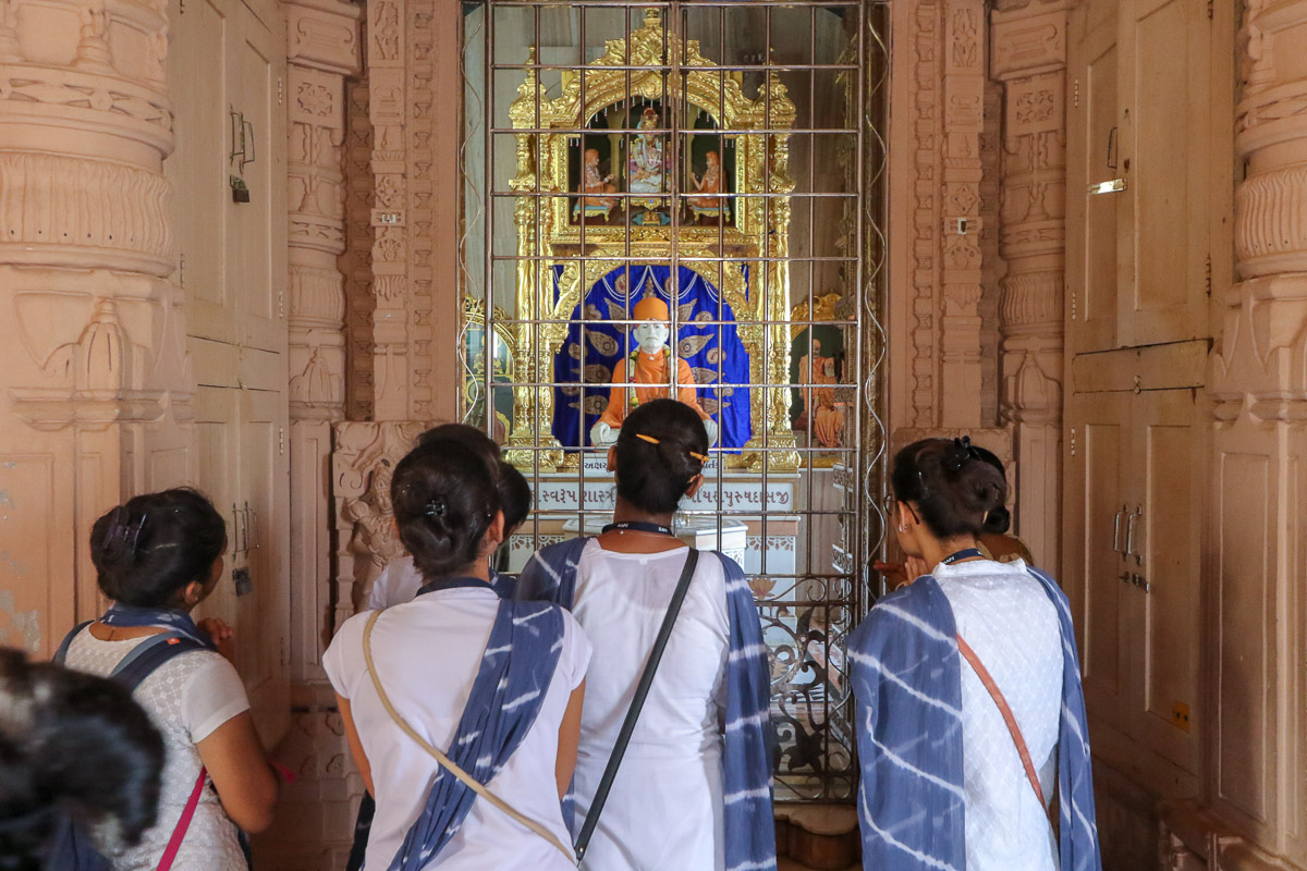 Yuvatis doing darshan at Yagnapurush Smruti Mandir