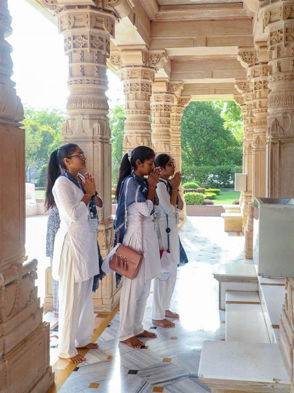 Yuvatis doing darshan at Yagnapurush Smruti Mandir