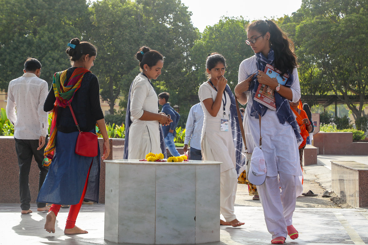 Yuvatis perform paradakshina of the holy charanarvind of Bhagwan Swaminarayan