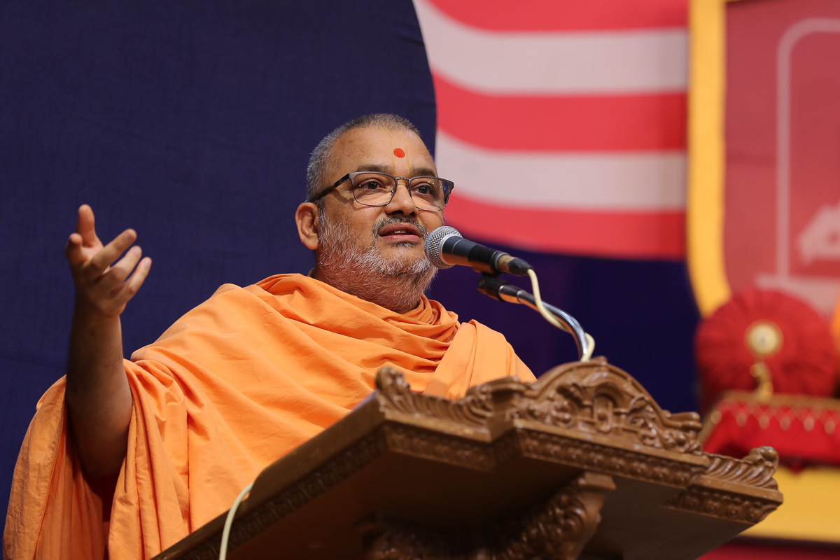 Bhadresh Swami addresses the shibir assembly