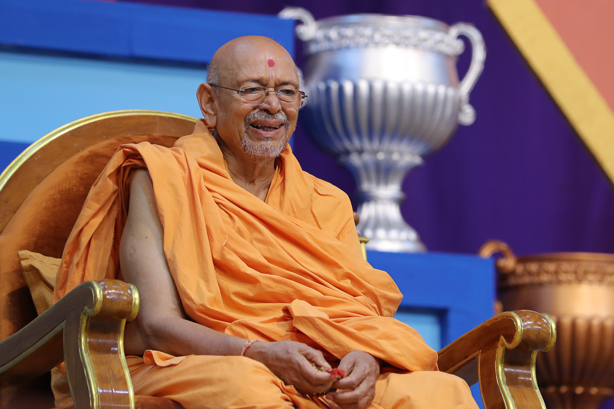 Pujya Tyagvallabh Swami during the shibir assembly