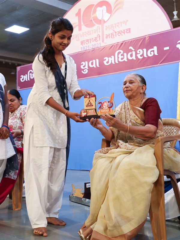 Sushilaben Mistry presents prizes to the yuvati competition winners