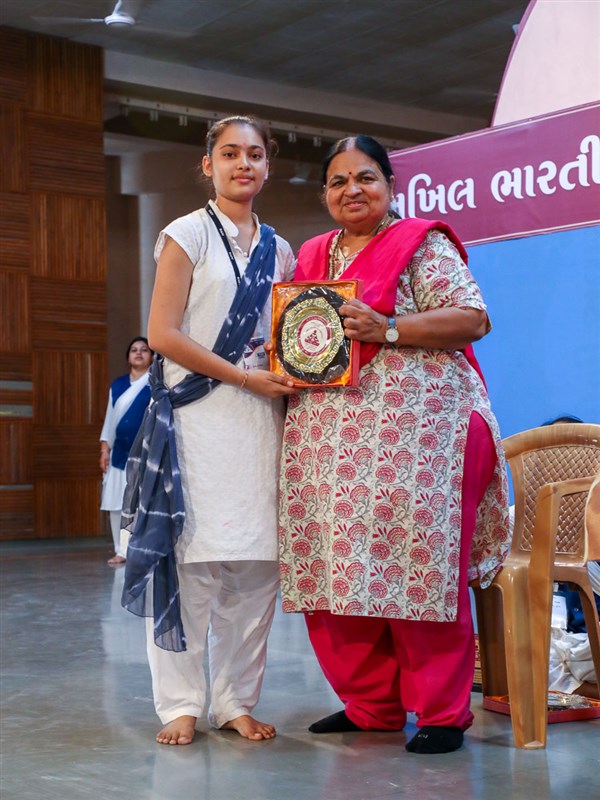 Neetaben Shah presents prizes to the yuvati competition winners