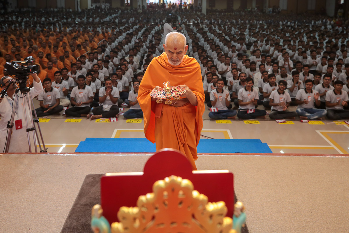 Swamishri performs the evening arti