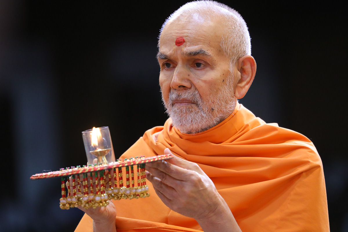 Swamishri performs the evening arti