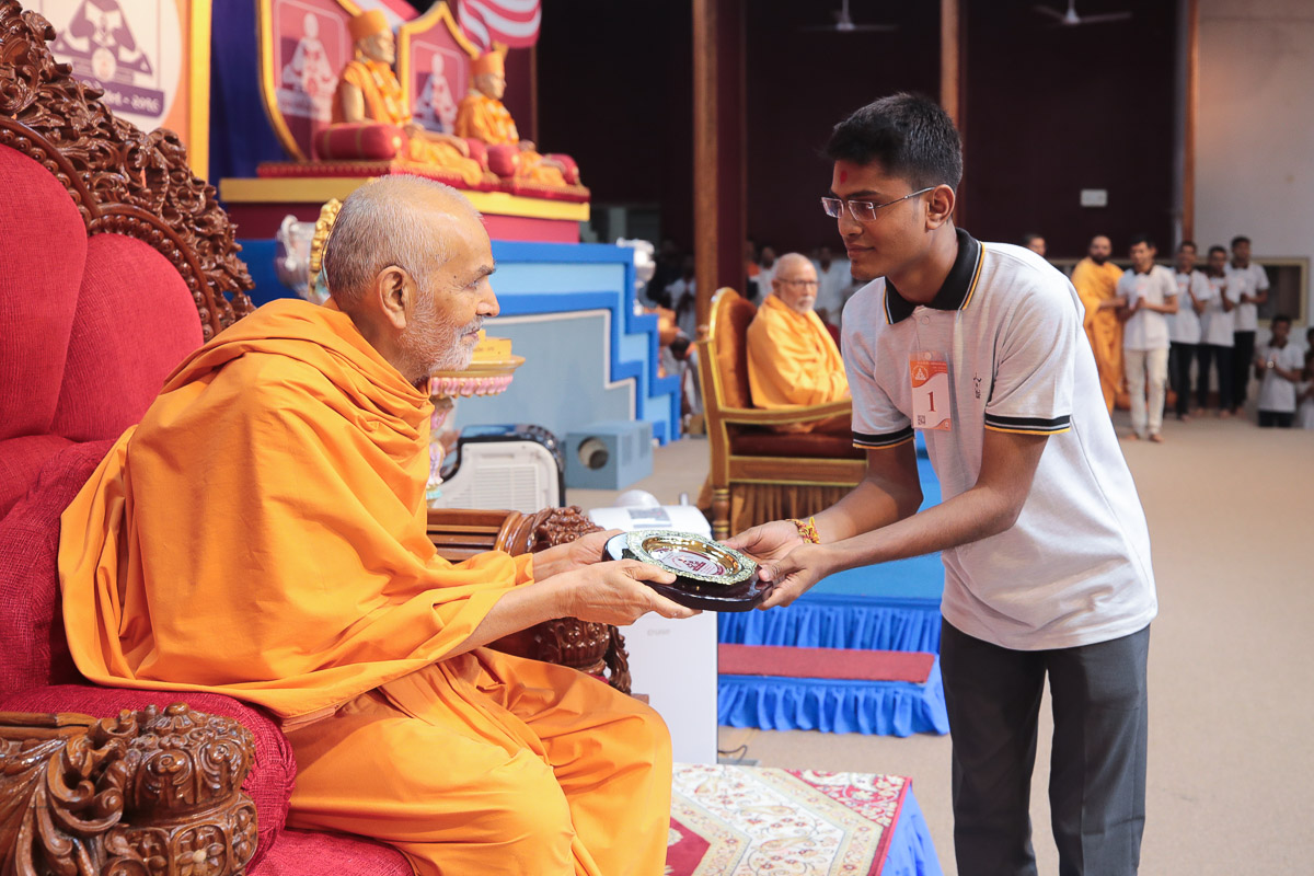 Swamishri presents prizes to the youths who attained high distinction in the Vachanamrut Mukhpath competition