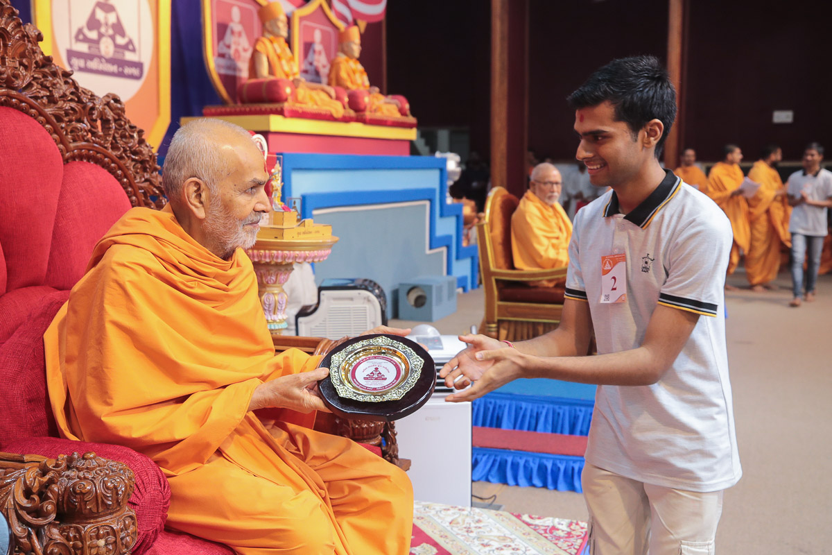 Swamishri presents prizes to the youths who attained high distinction in the Vachanamrut Mukhpath competition