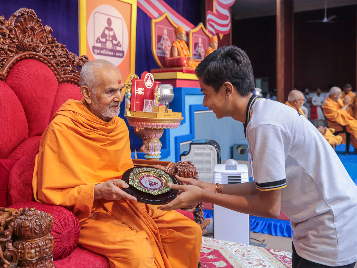 Swamishri presents prizes to the youths who attained high distinction in the Vachanamrut Mukhpath competition