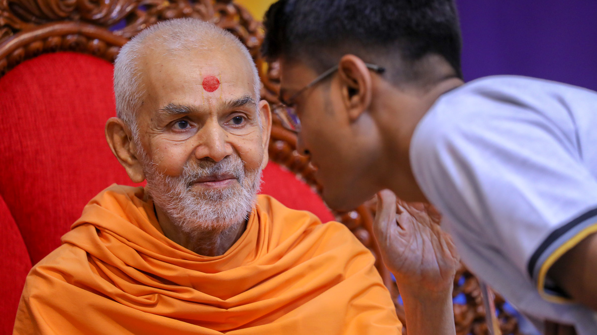 Swamishri blesses youths