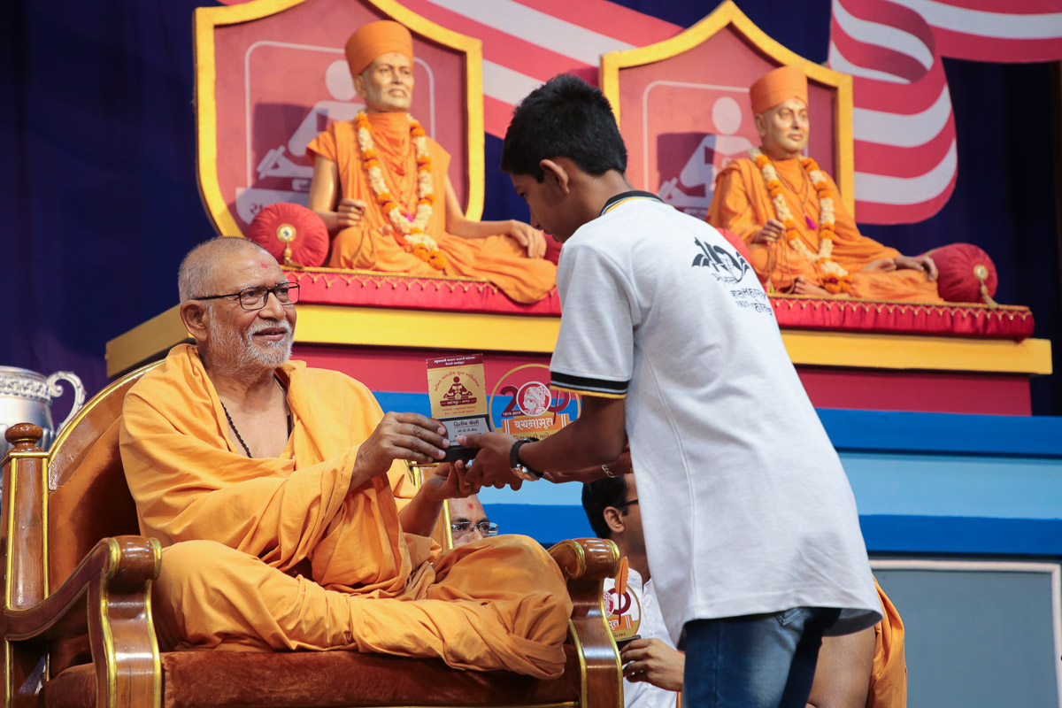 Pujya Kothari Swami presents prizes to the winners