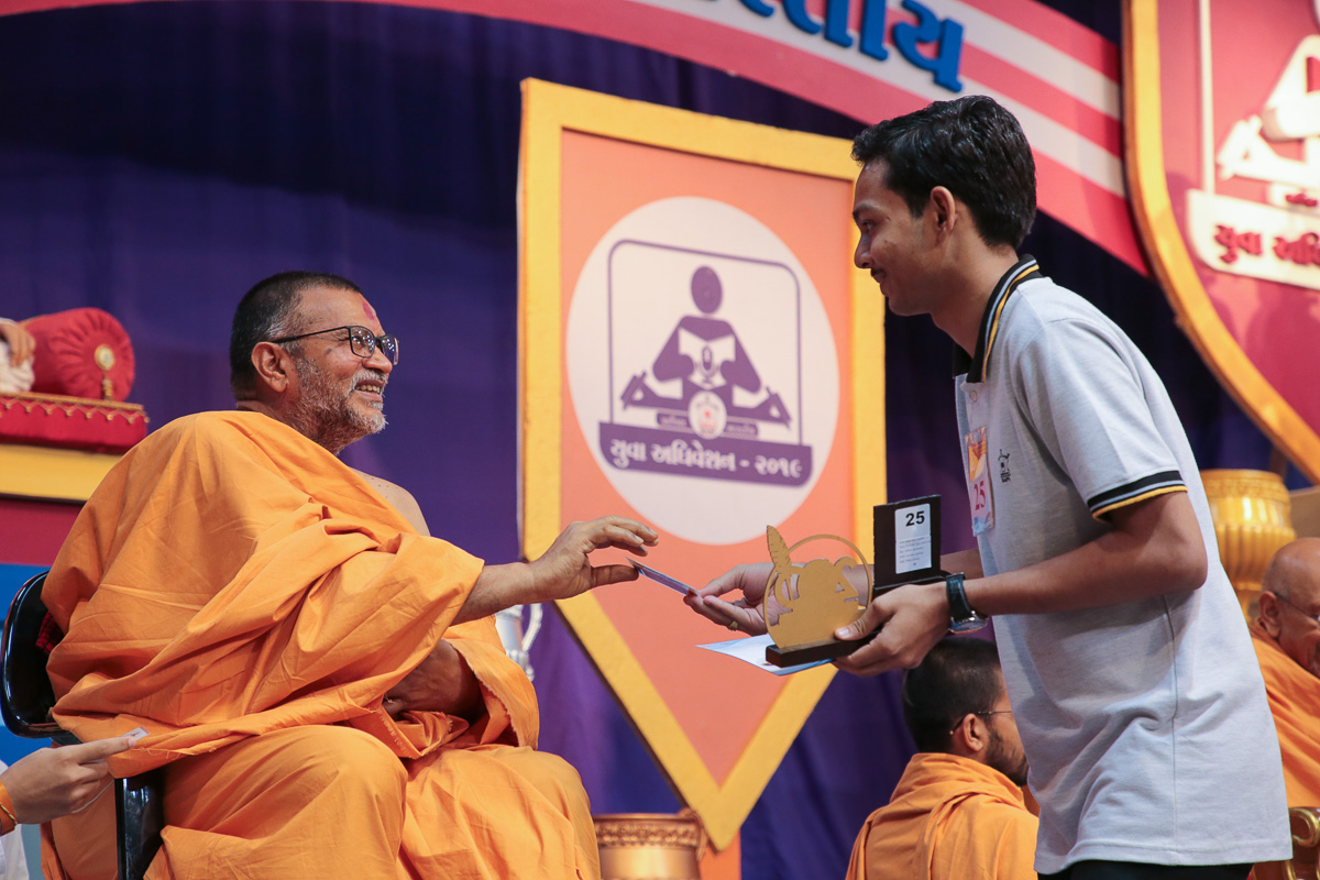 Narendraprasad Swami presents a memento to the winners