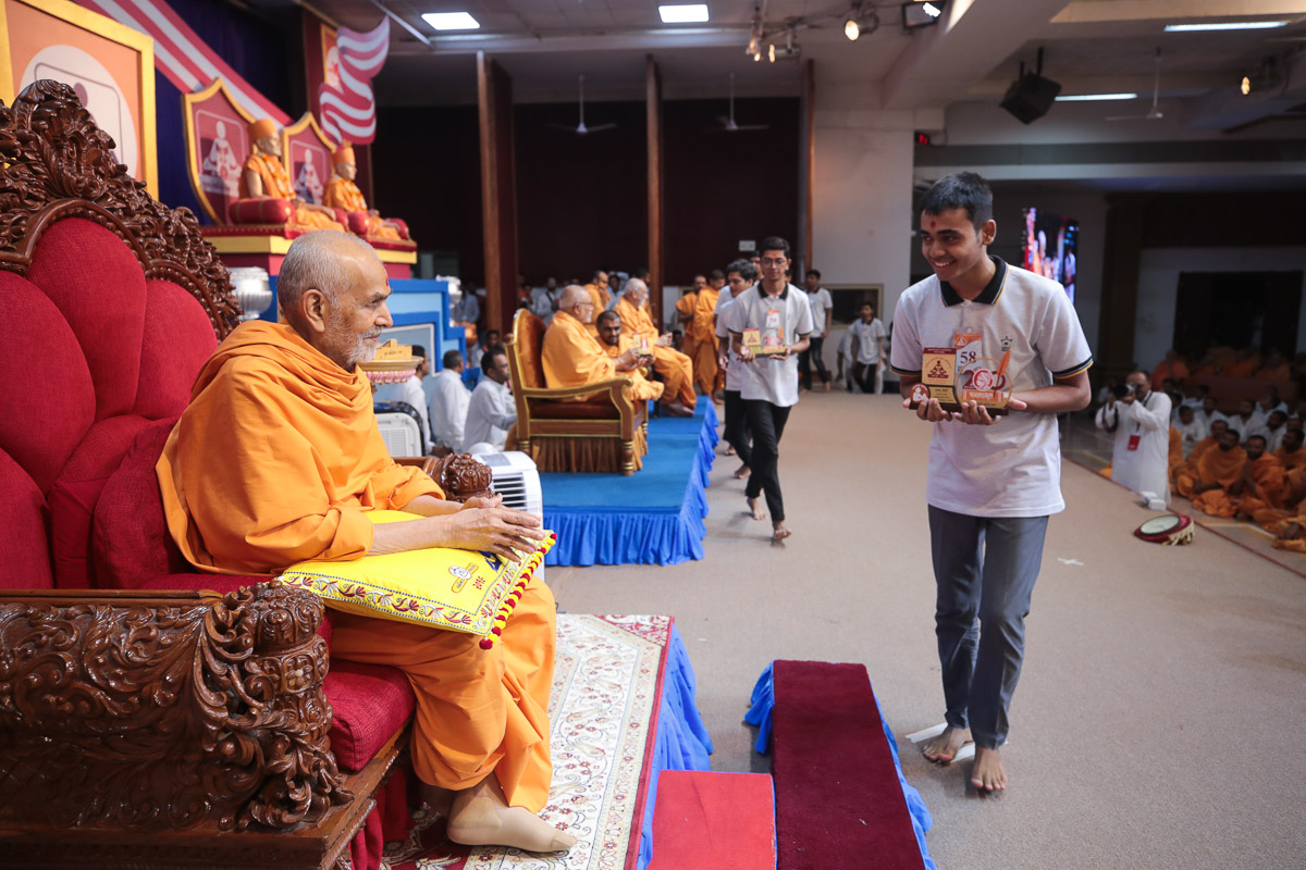 Swamishri blesses youths