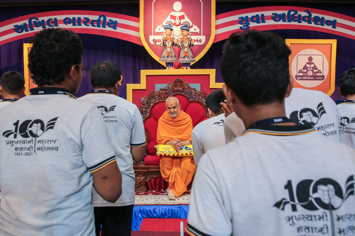 Youths doing samip darshan of Swamishri