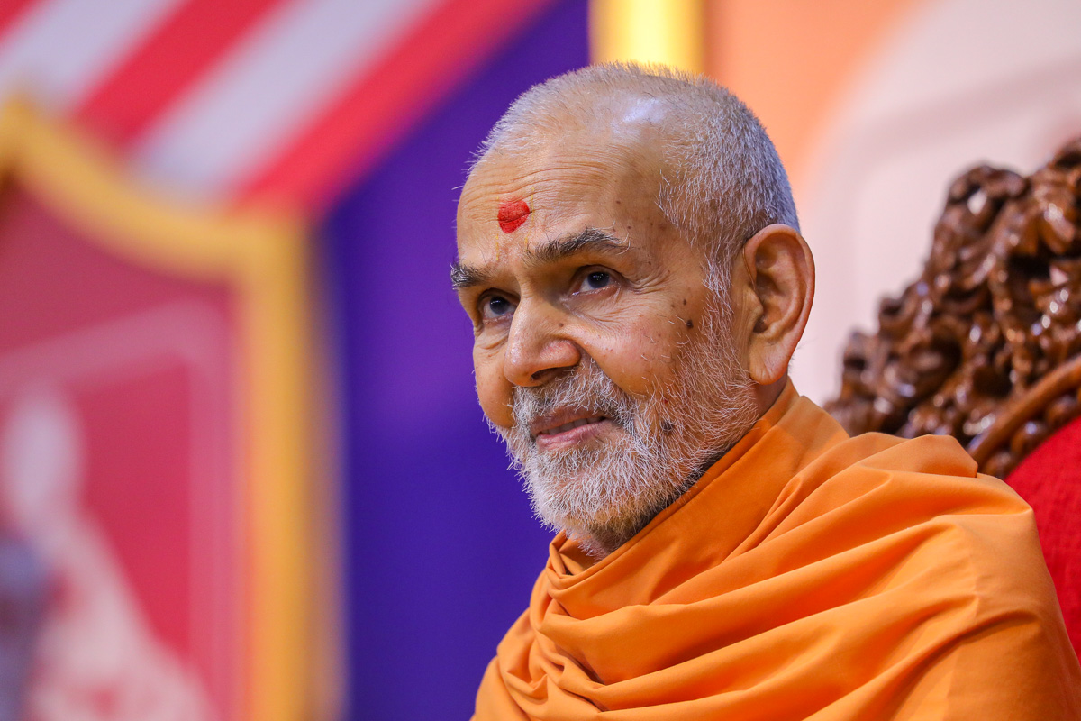 Swamishri greets youths with 'Jai Swaminarayan'