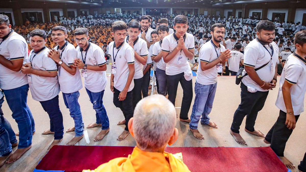 Youths doing samip darshan of Swamishri