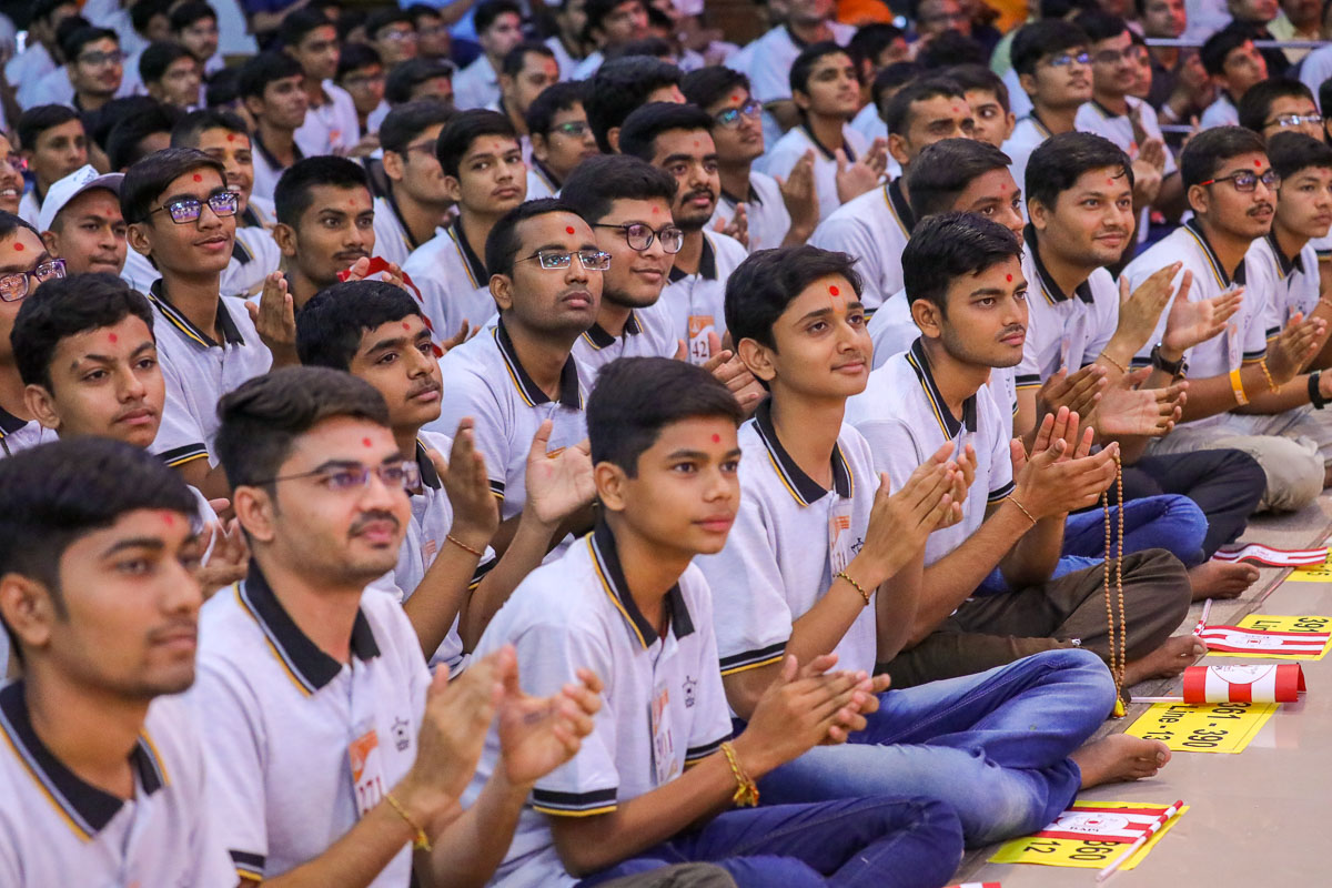 Youths doing darshan of Swamishri