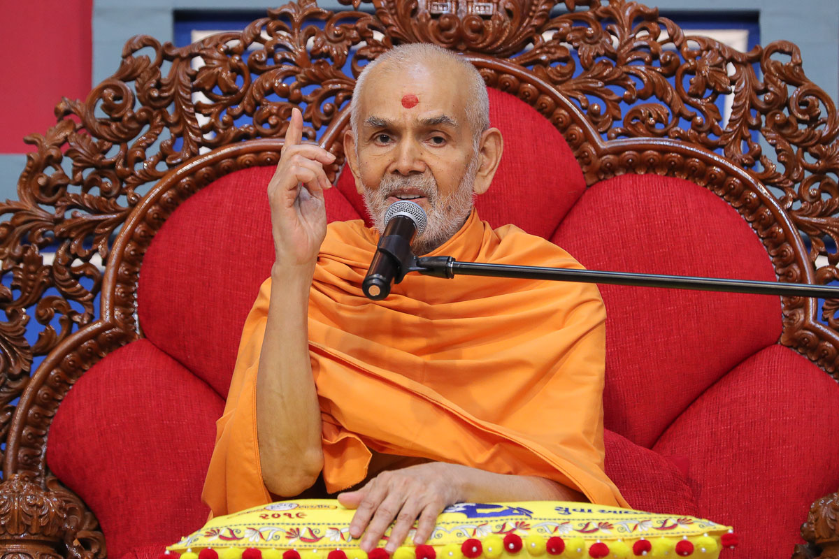Swamishri blesses the assembly