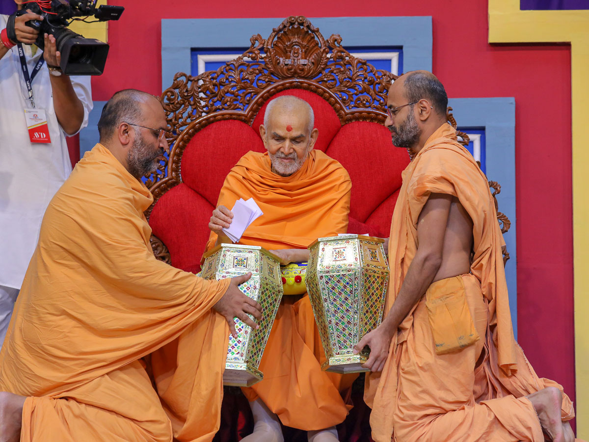 Swamishri sanctifies prayers written by the youths