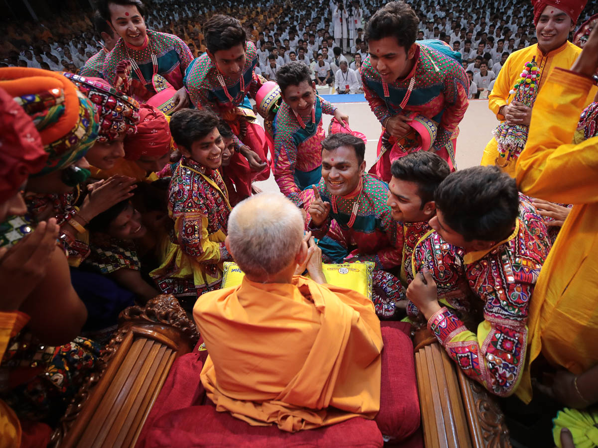 Swamishri blesses youths