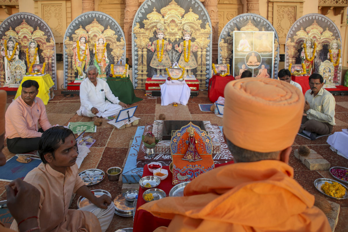 Anandswarup Swami performs the yagna rituals