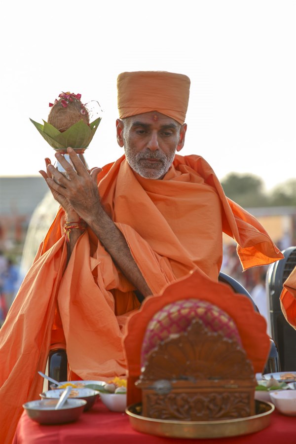 Anandswarup Swami performs the yagna rituals
