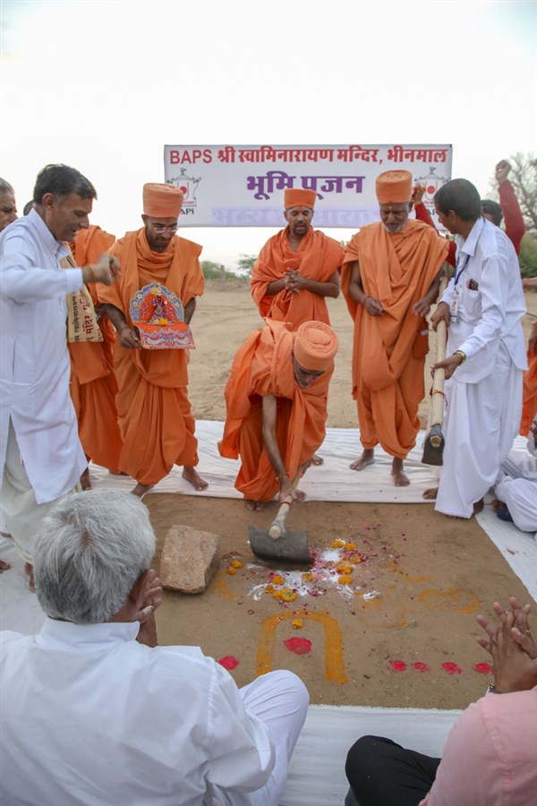 Anandswarup Swami performs the bhumi pujan rituals
