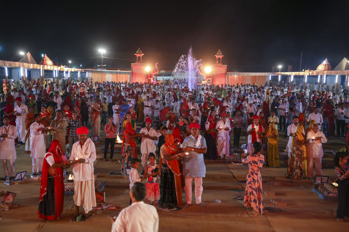 Devotees and well-wishers perform the yagna arti