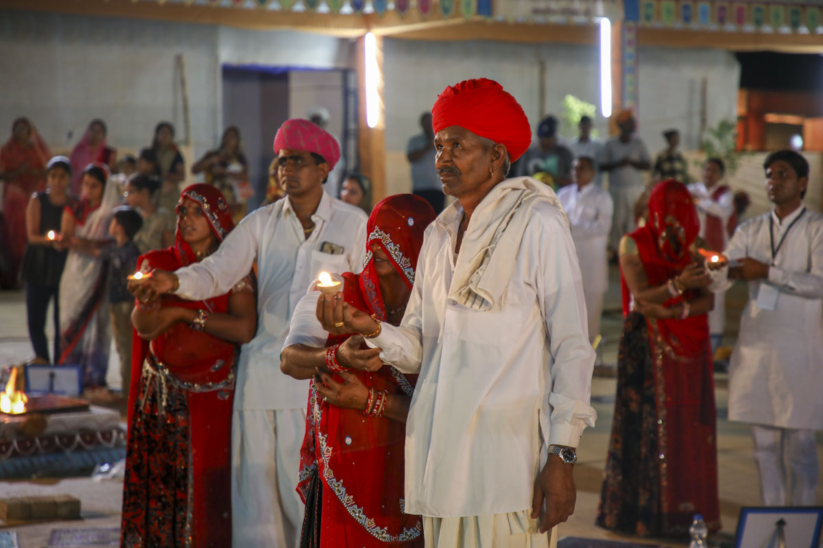 Devotees and well-wishers perform the yagna arti