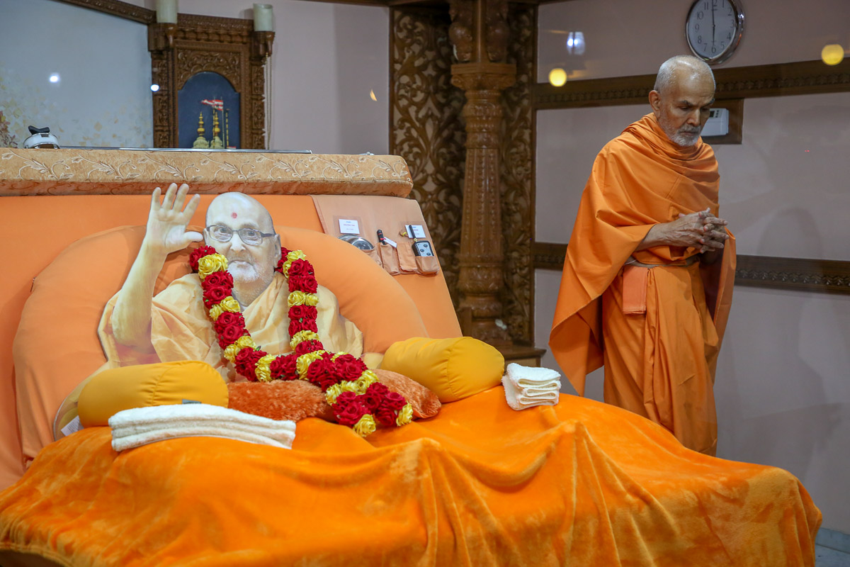 Param Pujya Mahant Swami Maharaj performs pradakshina in Brahmaswarup Pramukh Swami Maharaj's room