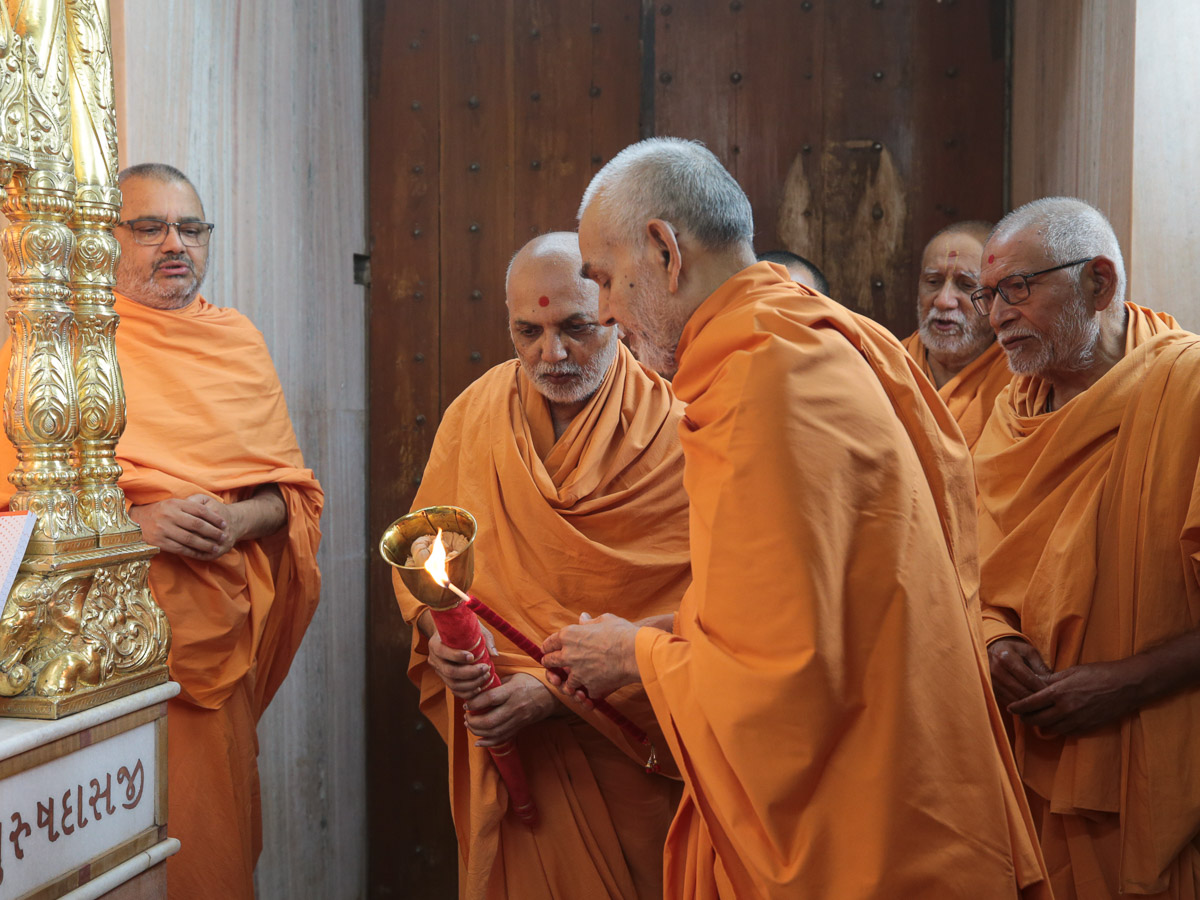 Swamishri lights the torch for 20th batch of the Yuva Talim Kendra (YTK)