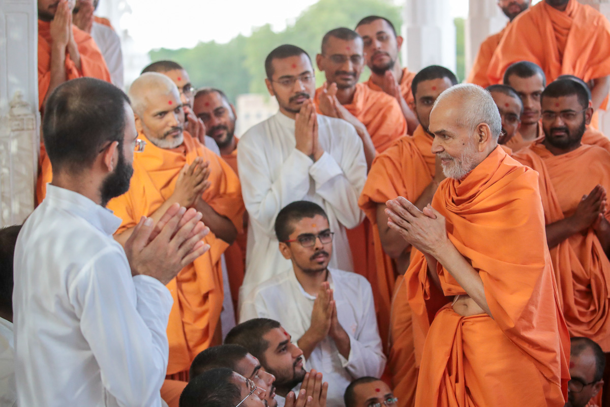 Sadhus and sadhaks doing darshan of Swamishri in the mandir pradakshina
