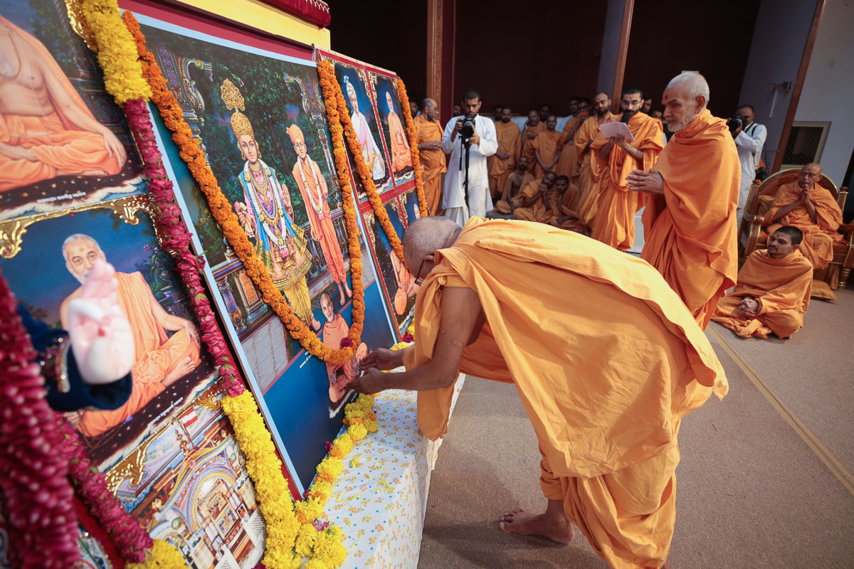 Pujya Bhaktipriya Swami (Kothari Swami) performs pujan of murtis