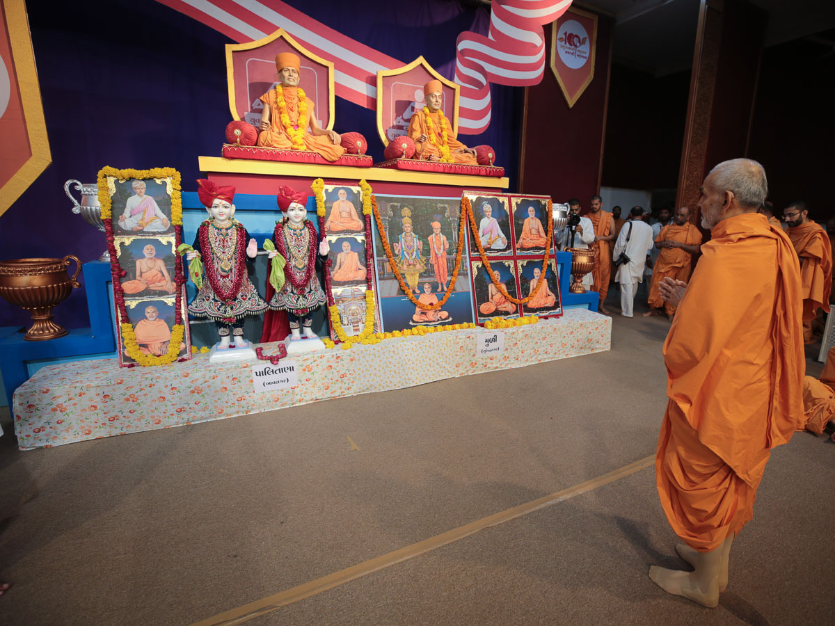 Swamishri performs pratishtha rituals of murtis for the BAPS Shri Swaminarayan Mandirs in Palitana and Muli, India