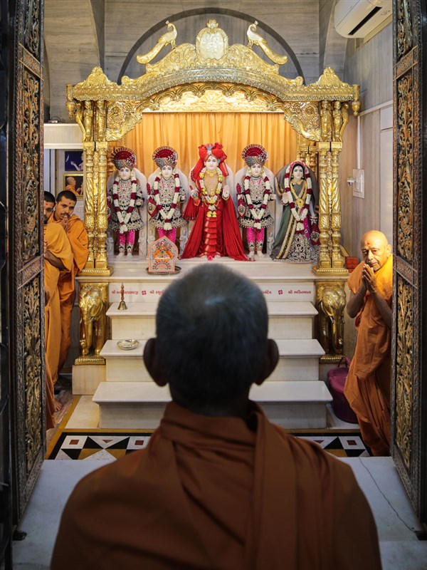 Param Pujya Mahant Swami Maharaj engrossed in darshan of Shri Dharmakul